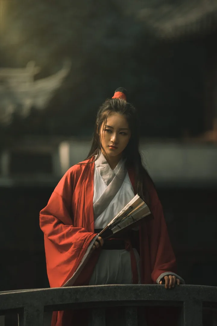 朱衣执扇