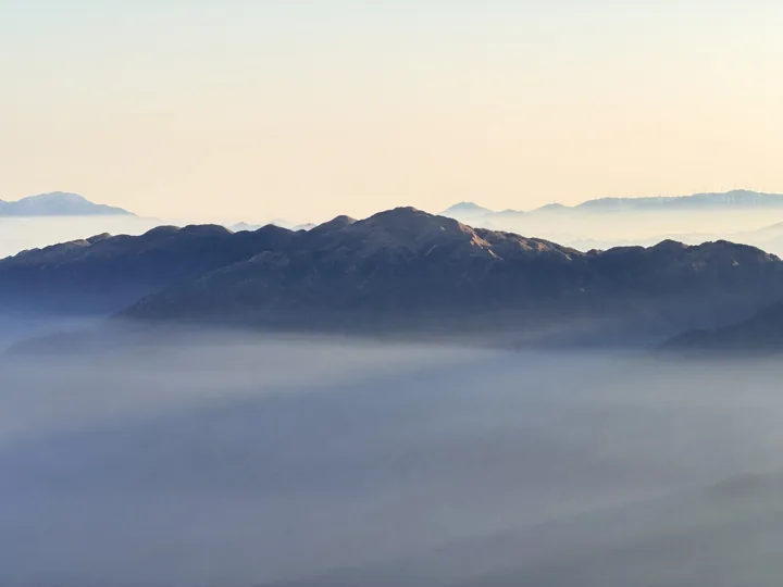 晨雾群山
